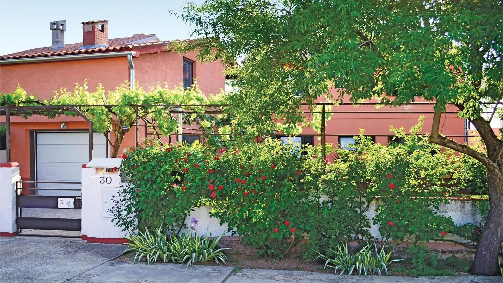 Amazing Apartment In Valbandon With Wifi location
